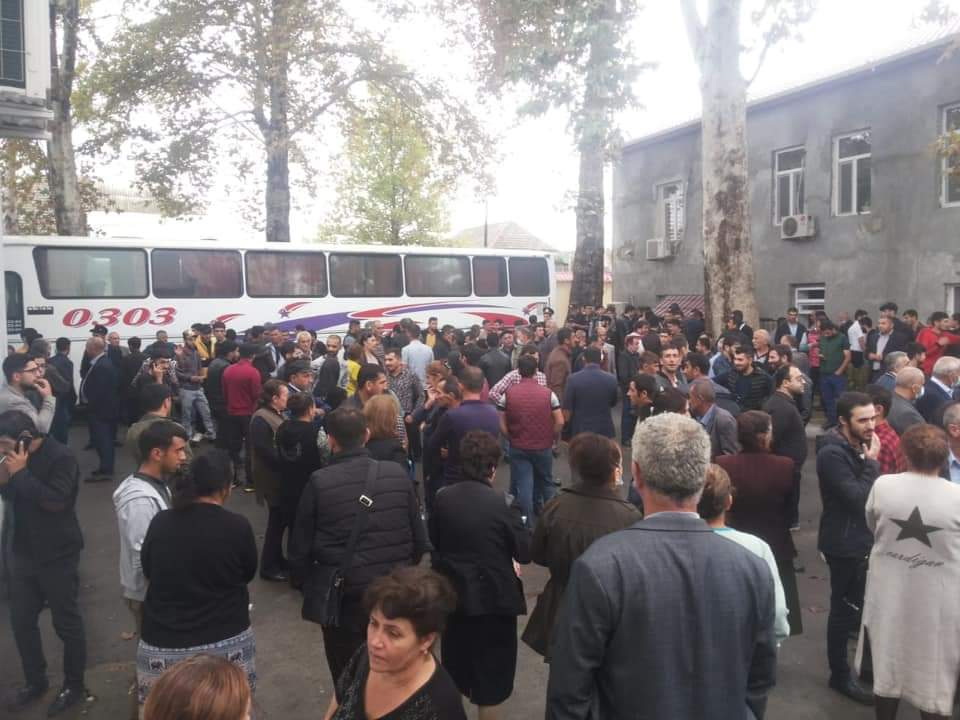 «Здесь уже стоят автобусы, всех призывают»: В Азербайджане распространяются слухи о мобилизации – ФОТО