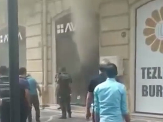 В центре Баку загорелся магазин - ВИДЕО