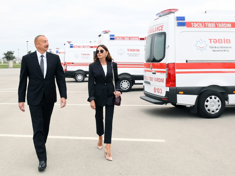 Ильхам Алиев ознакомился с новыми автомобилями скорой помощи - ФОТО