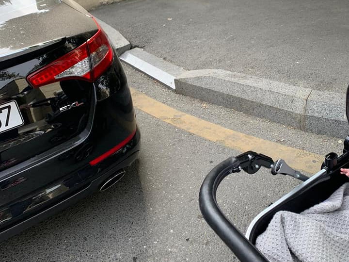 В Баку водители преградили дорогу женщине с ребенком – ФОТОФАКТ