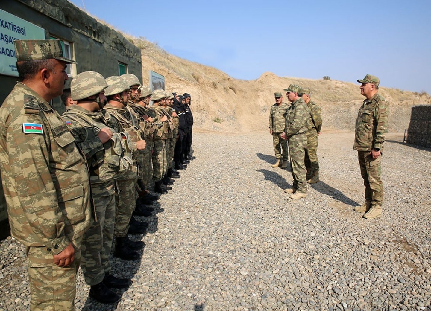 Генеральный прокурор и военный прокурор посетили воинские части в прифронтовой зоне - ФОТО