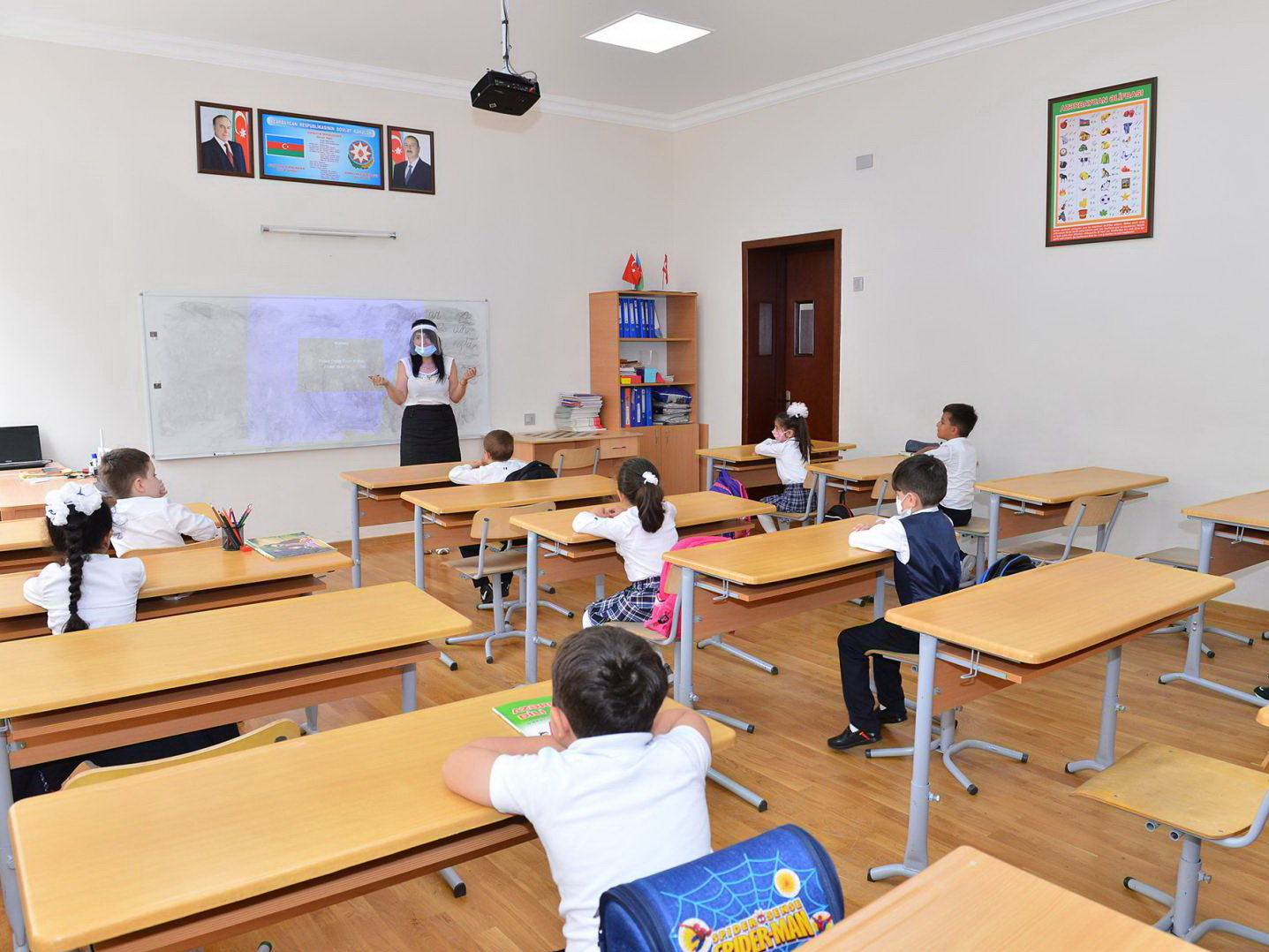 В Азербайджане коронавирусом заразились еще 10 учащихся