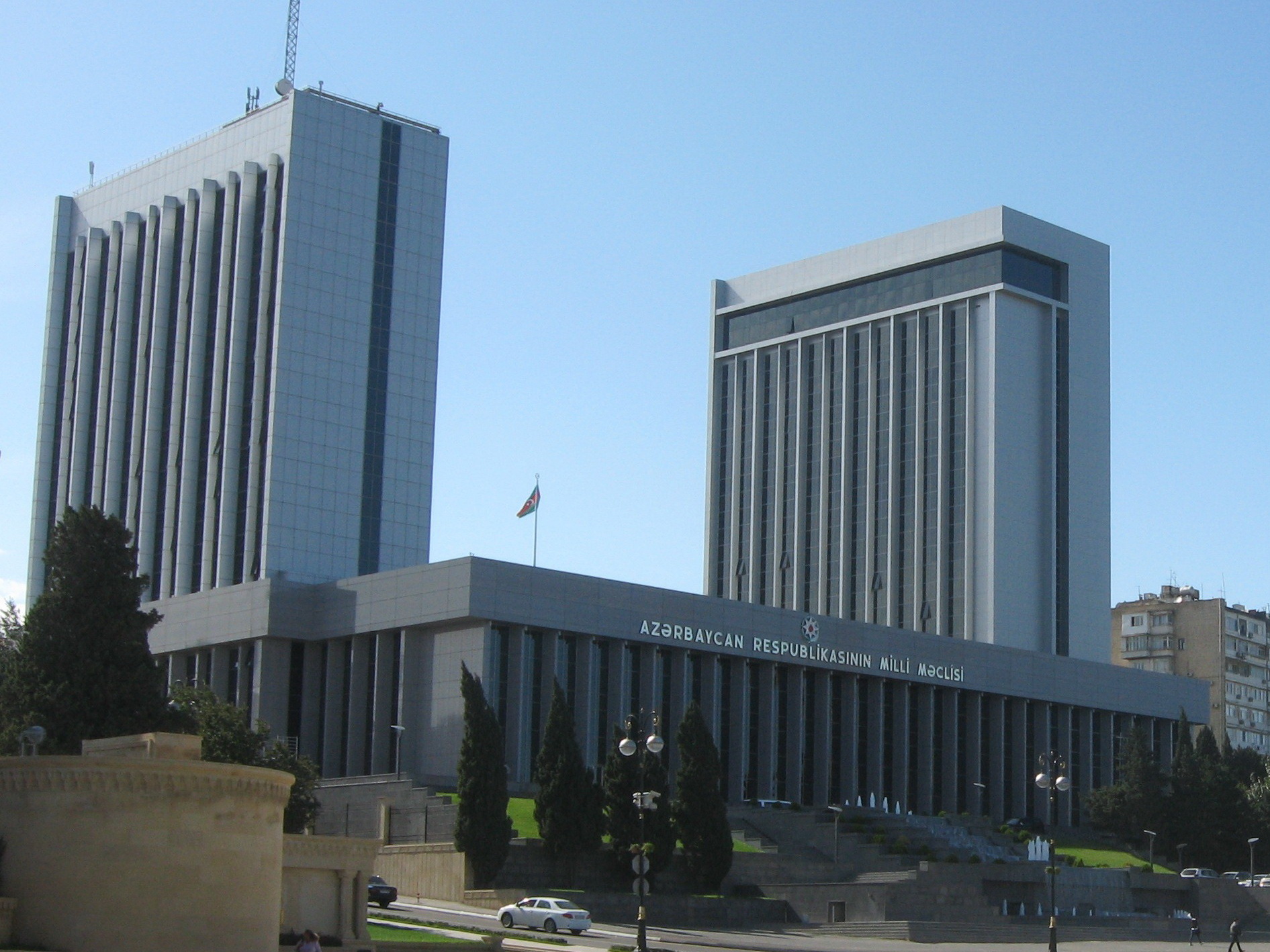 Руководство Милли Меджлиса и депутаты перечислили средства в Фонд помощи Вооруженным силам