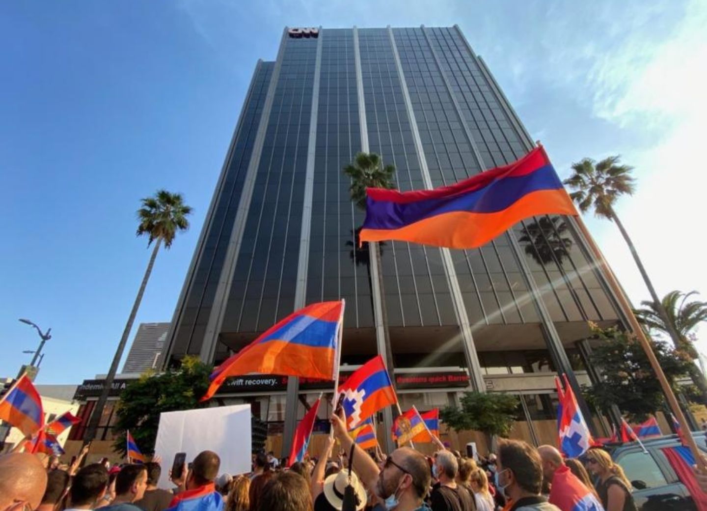 Армянские демонстранты в США крушат все вокруг, выступая против объективных публикаций в СМИ – ВИДЕО