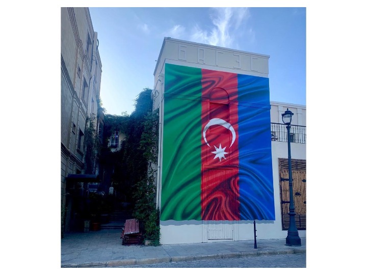 Огромный мурал с изображением азербайджанского флага появился в Ичери шехер - ФОТО