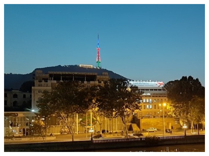Телебашня в Тбилиси окрасилась в цвета азербайджанского флага – ФОТО