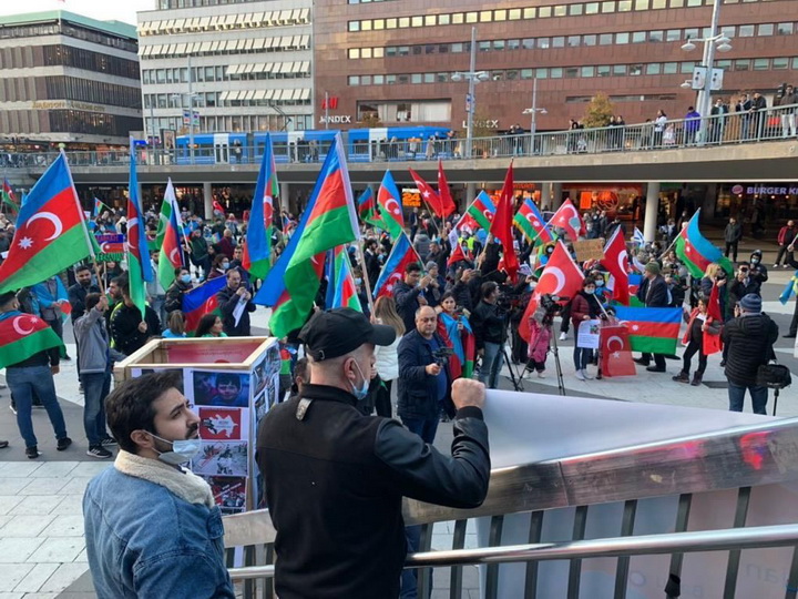 «Молись за Гянджу!»: В Швеции прошла акция протеста против армянской агрессии – ФОТО
