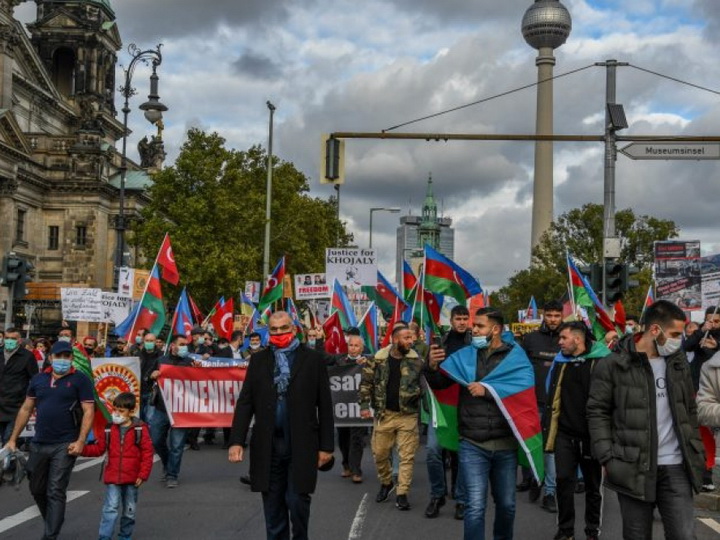 В Берлине прошла демонстрация в поддержку доблестной Азербайджанской армии - ФОТО