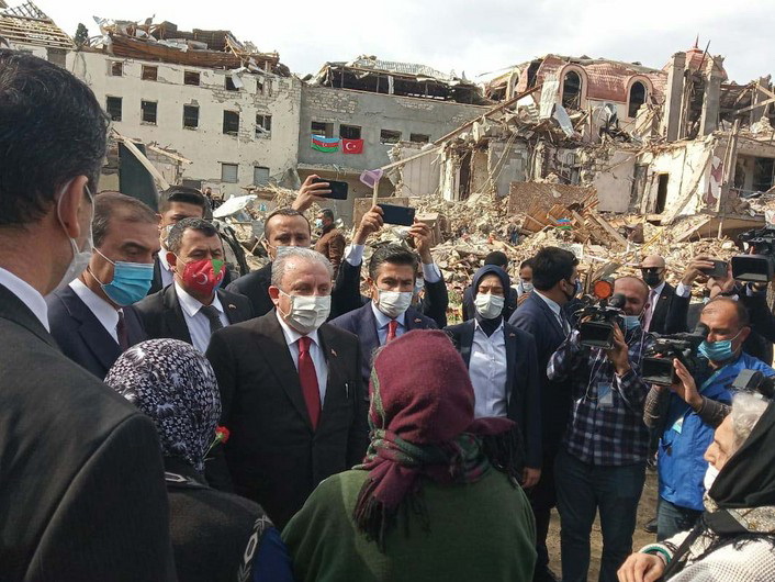 Официальные лица Турции встречаются в Гяндже с пострадавшими от армянских снарядов – ФОТО