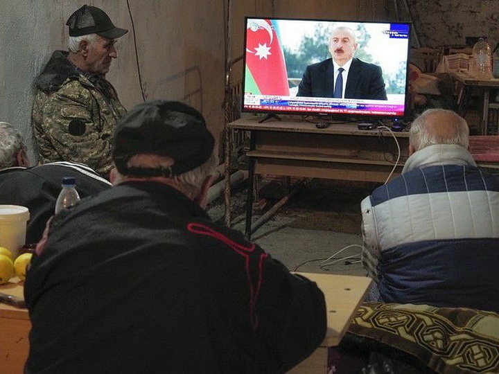 Армяне в Ханкенди слушают выступление Президента Ильхама Алиева – ФОТО