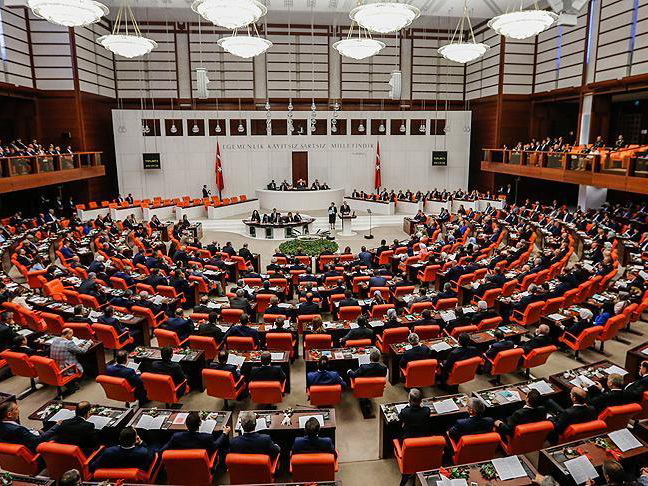 Парламент Турции осудил антиисламские высказывания Макрона