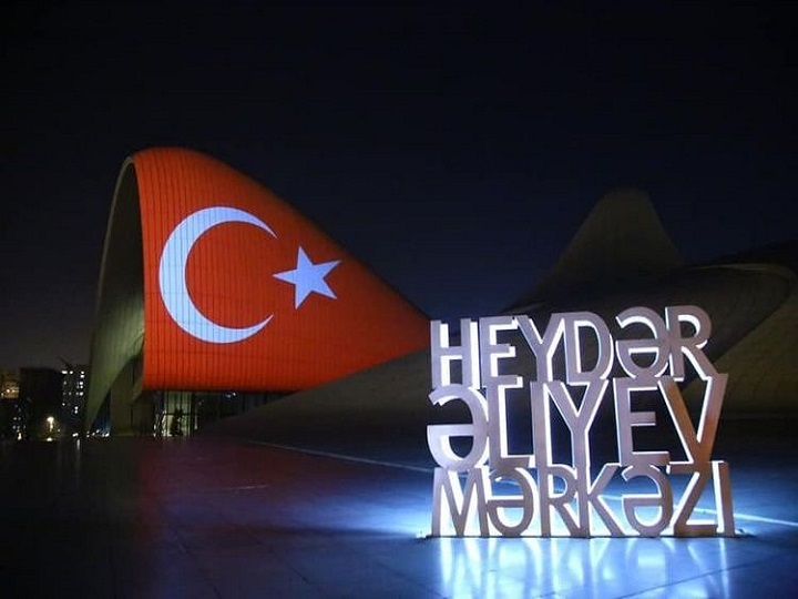 Heydər Əliyev Mərkəzinin binası Türkiyə bayrağına bürünüb – VİDEO