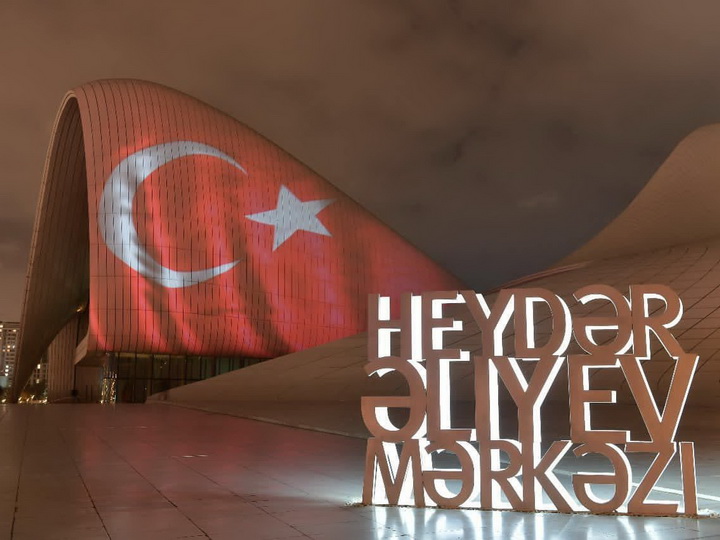 Центр Гейдара Алиева окрасился в цвета флага Турции – ФОТО