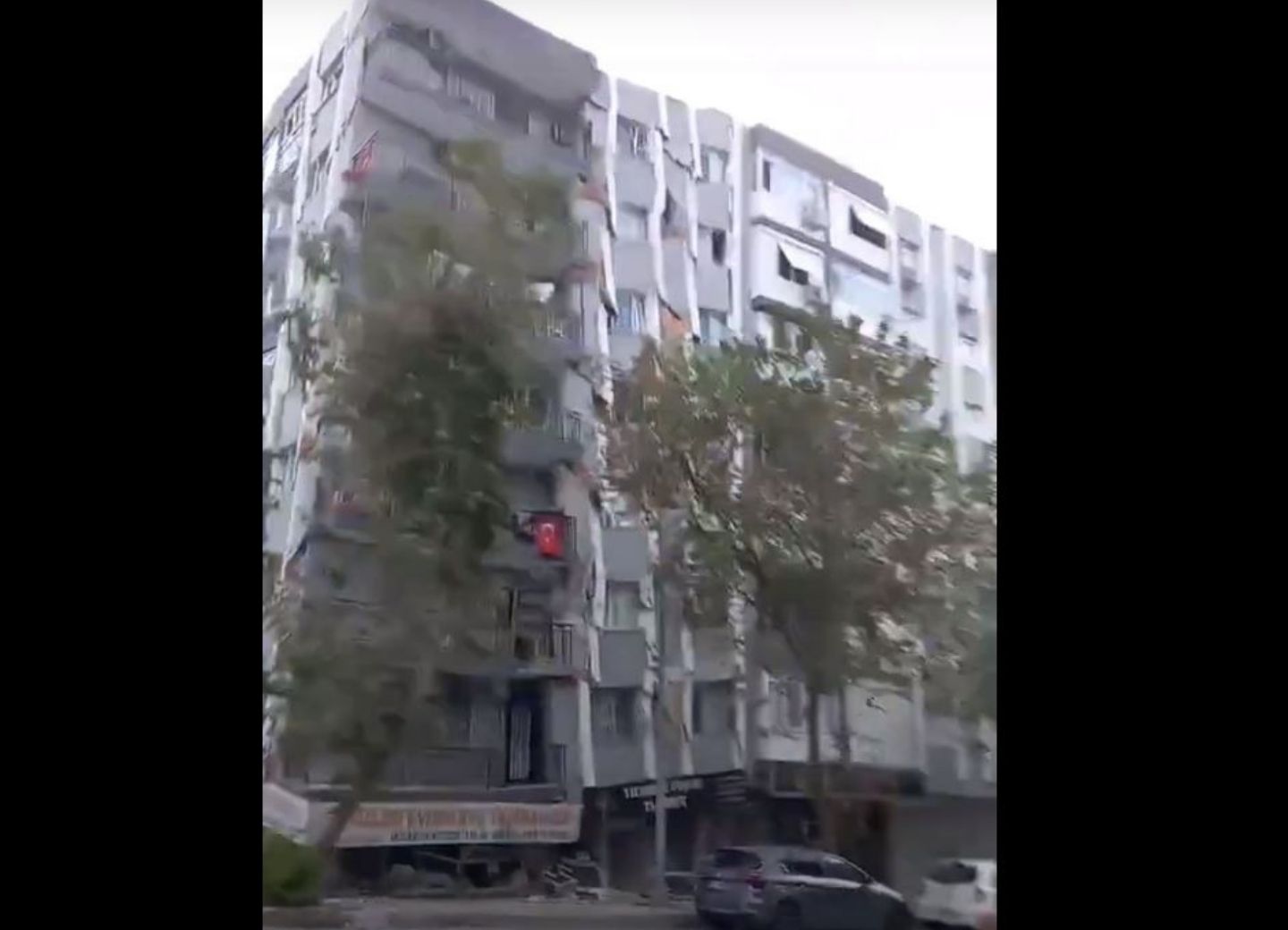 Ужасы землетрясения: Распространилось видео обрушения жилого дома в Измире - ВИДЕО