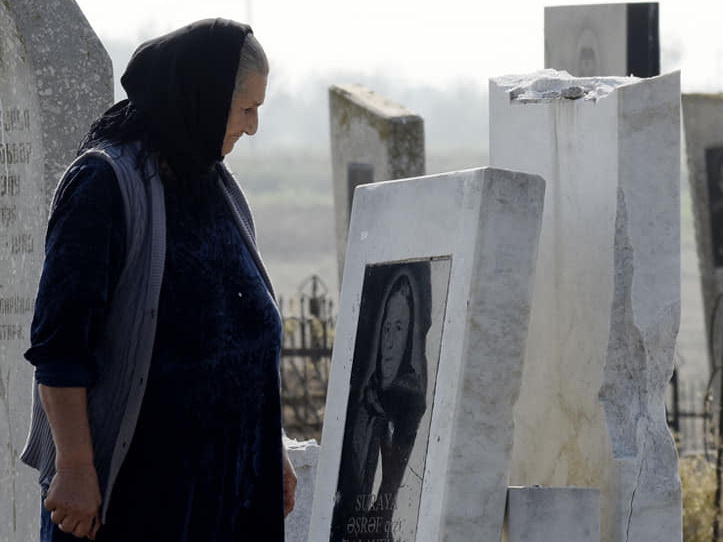«Они воюют с мертвыми, потому что не способны воевать с живыми»: обстрелянное кладбище в Агджабединском районе – ФОТО