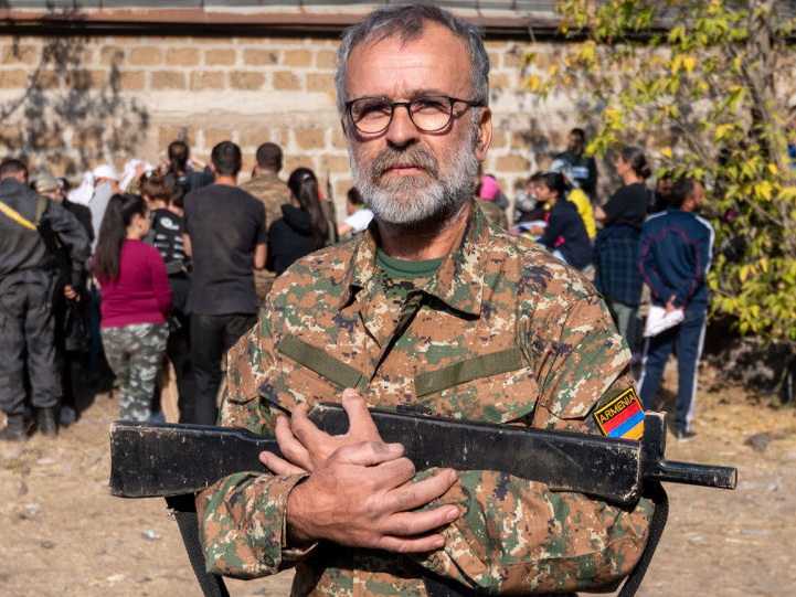Армянских наемников учат воевать с деревянными автоматами – ФОТО