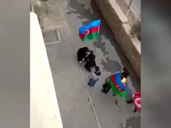 Молодые люди, празднуя освобождение Шуши, поцеловали ноги матери шехида – ВИДЕО