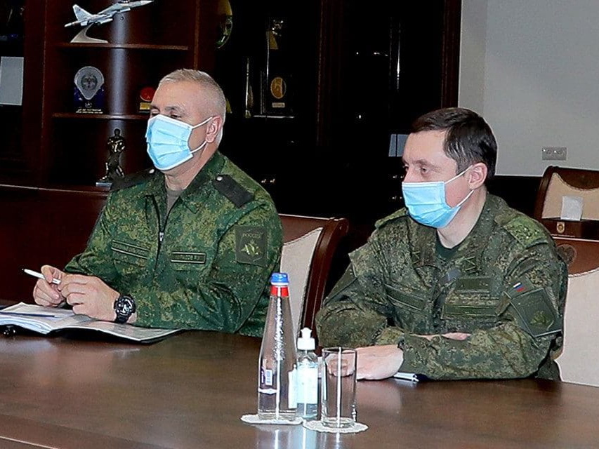 Министр обороны Армении встретился с командующим миротворческими силами России Рустамом Мурадовым