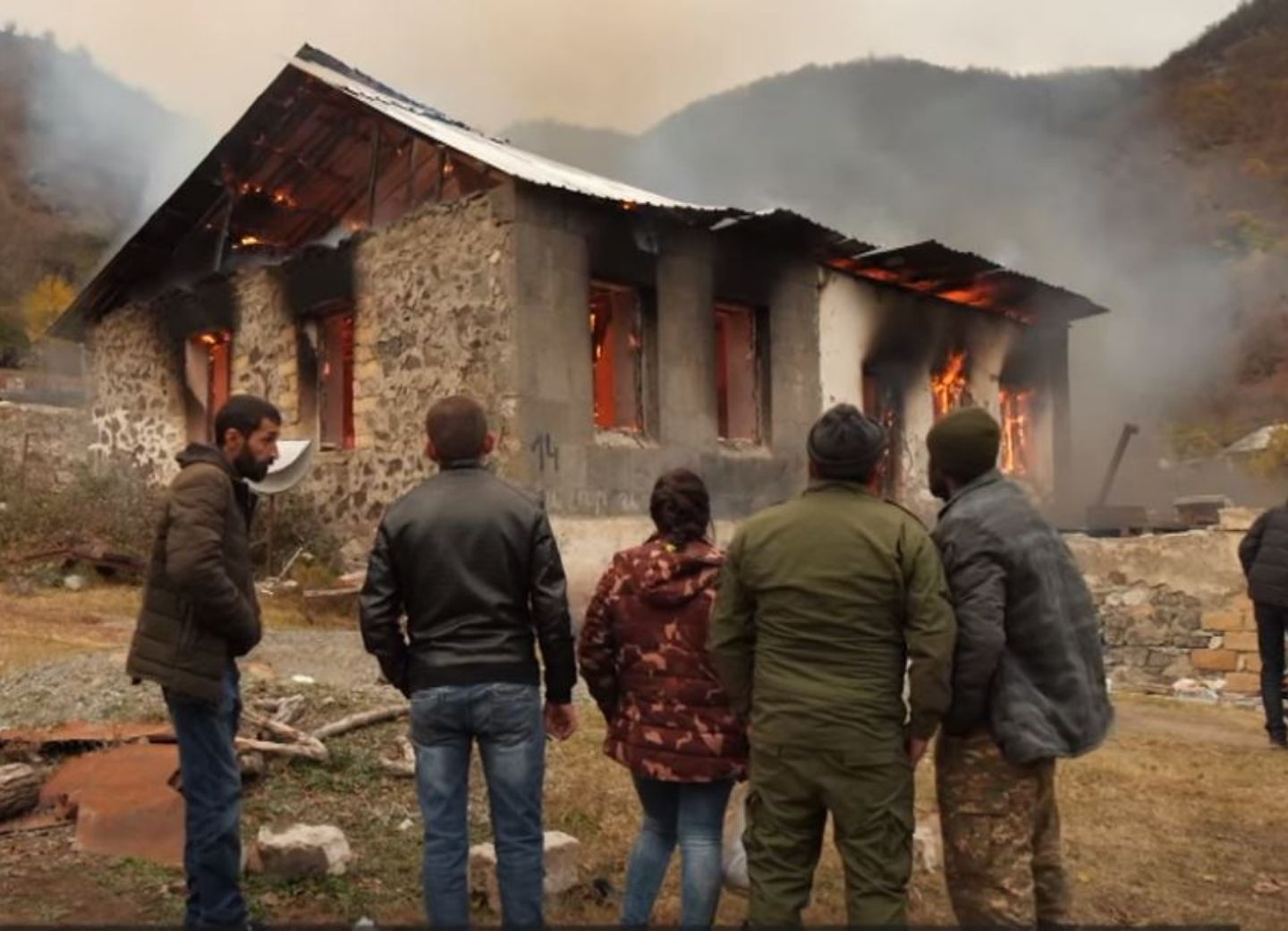 Армяне забирают унитазы и сжигают дома. Репортаж BBC из Кяльбаджара – ВИДЕО