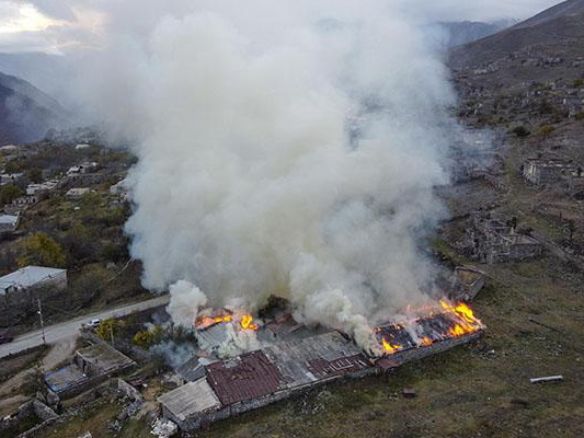 РБК: Армяне сжигают дома, покидая Кяльбаджар – ВИДЕО