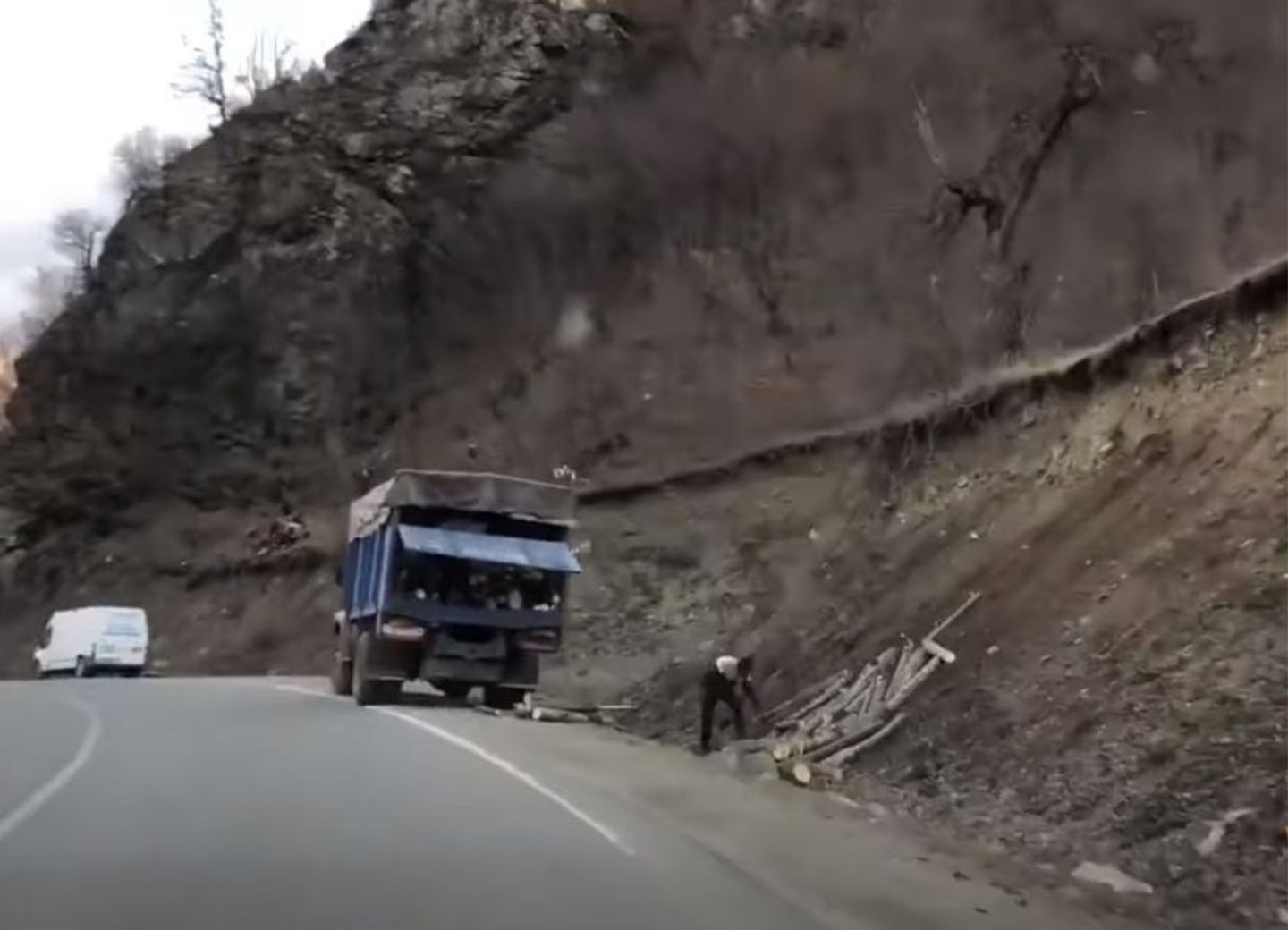 Покидая Кельбаджар, армяне вырубают деревья – ВИДЕО