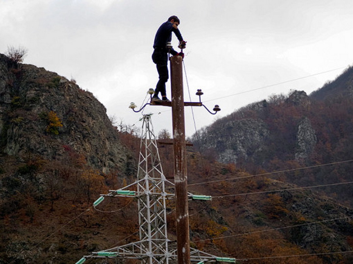 Вандализм: Уходя из Кяльбаджара, армяне снимают электрические провода – ФОТО