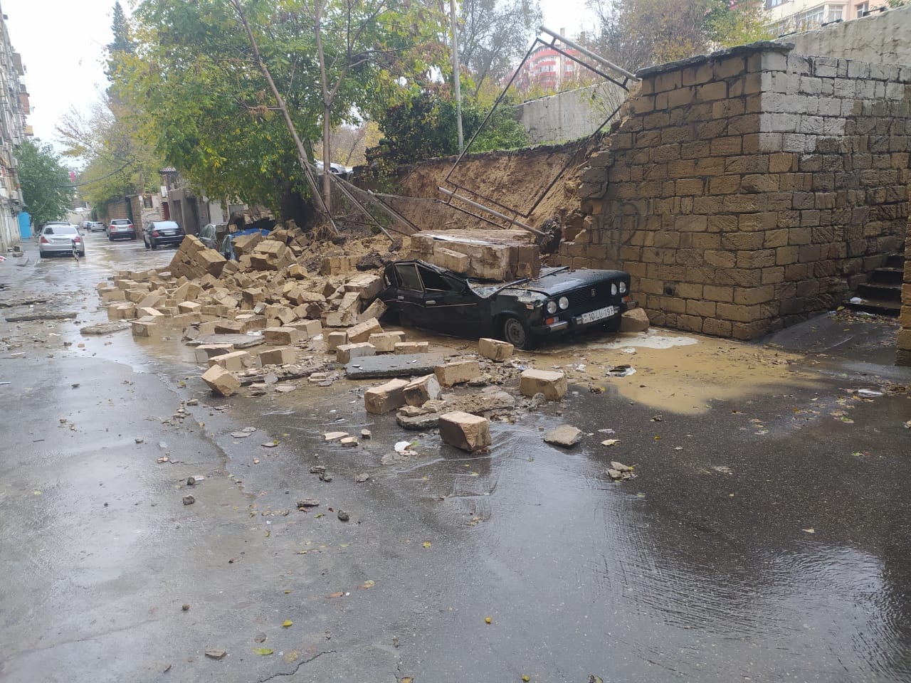 В Баку от дождя рухнул забор, два автомобиля пришли в непригодное состояние  - ВИДЕО | 1news.az | Новости