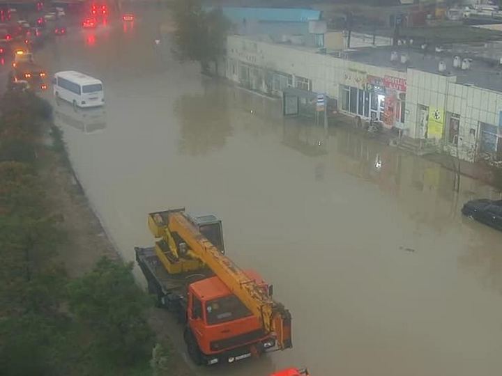 Bakıda su basmış küçə və evlərdən sakinlər təxliyə edilib