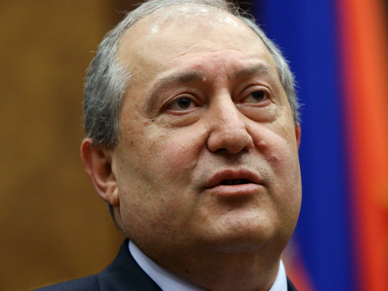 Президент Армении уволил командующего войсками полиции и утвердил отставку главы МИД