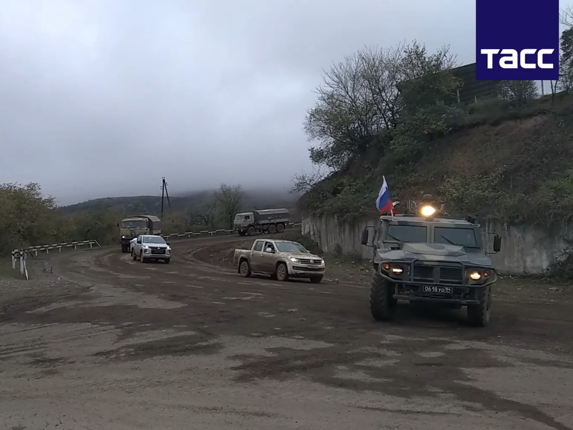 Первая азербайджанская военная колонна в сопровождении российских миротворцев – ВИДЕО