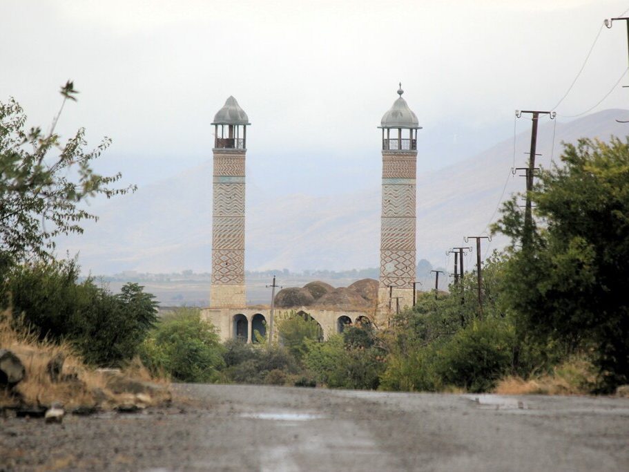 Агдам наш: азербайджанские военнослужащие в мечети Джума – ВИДЕО