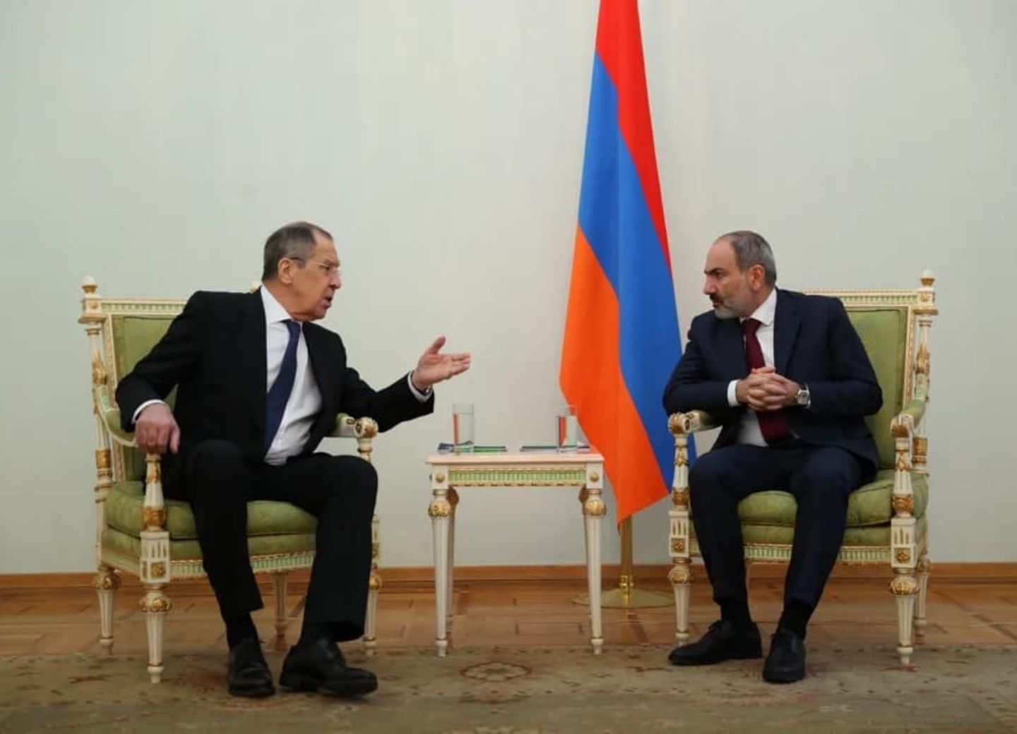 «Армяне не уважают Россию!» Фотографии со встречи Лаврова и Пашиняна вызвали обсуждения - ФОТО