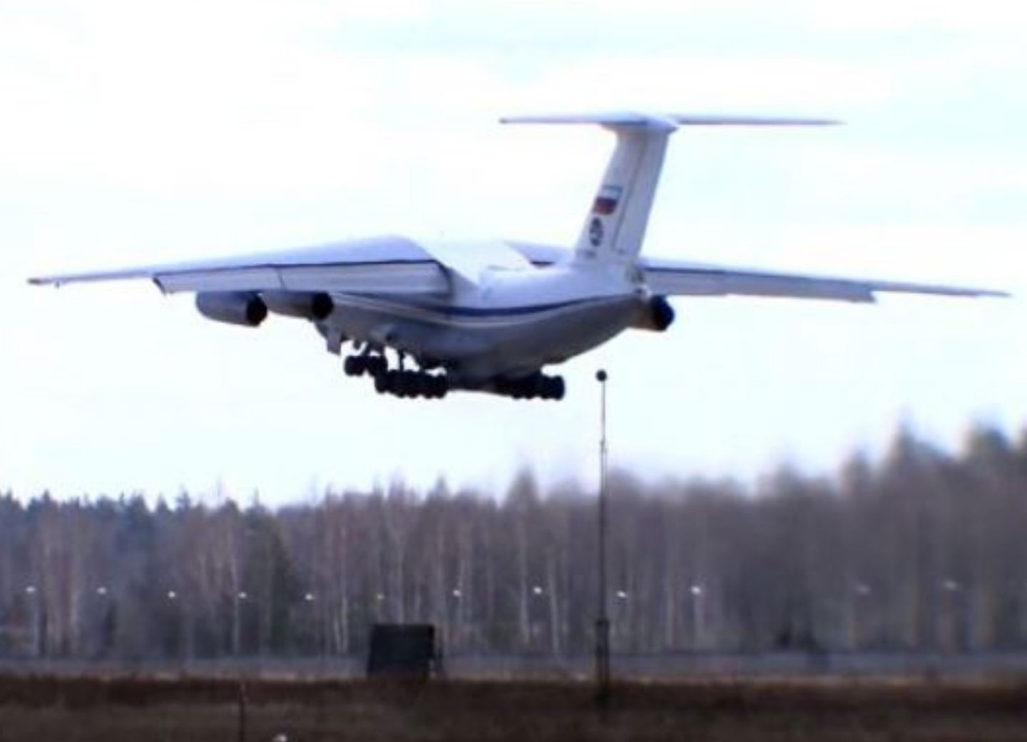 Российские самолеты доставляют военных инженеров в Карабах