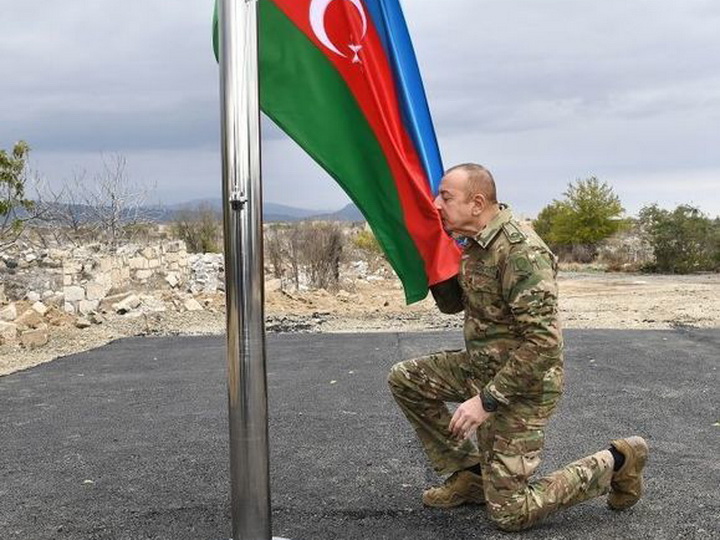 Президент Ильхам Алиев поднял в освобождённом Агдаме флаг Азербайджана - ФОТО