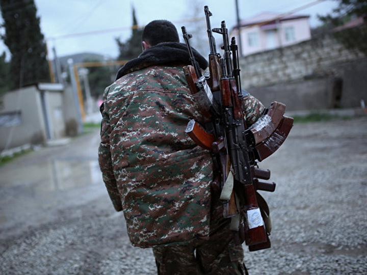 Армянские вояки вернулись с фронта, но оружие не отдают