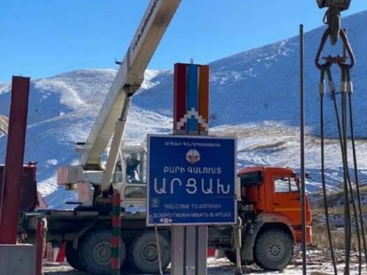 Армяне демонтировали указательный щит с сепаратистским названием в Кяльбаджаре - ФОТО