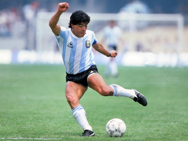 Əfsanəvi futbolçu Maradona vəfat edib