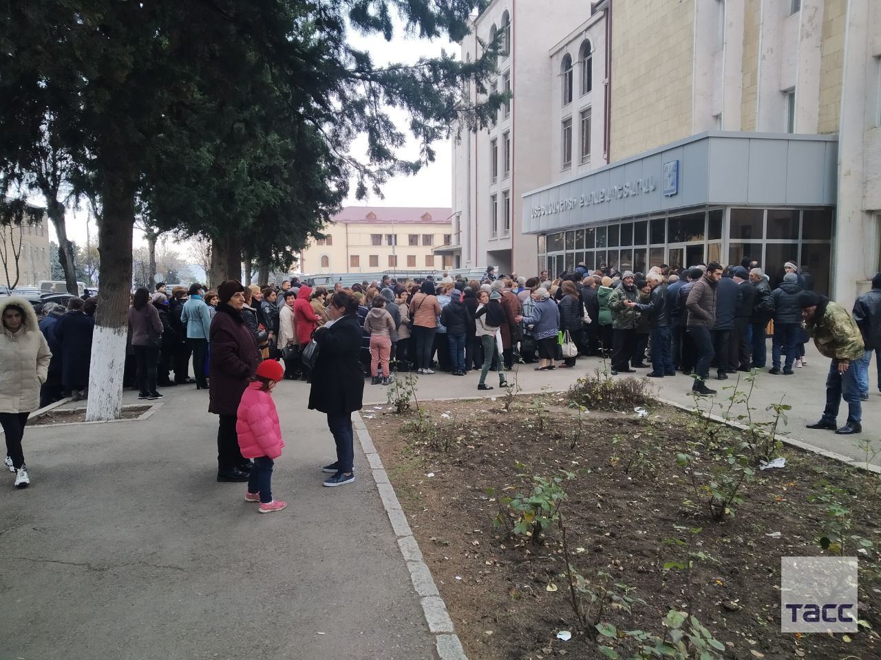 Армяне в Ханкенди выстроились в очередь за бесплатной гречкой и макаронами – ФОТО