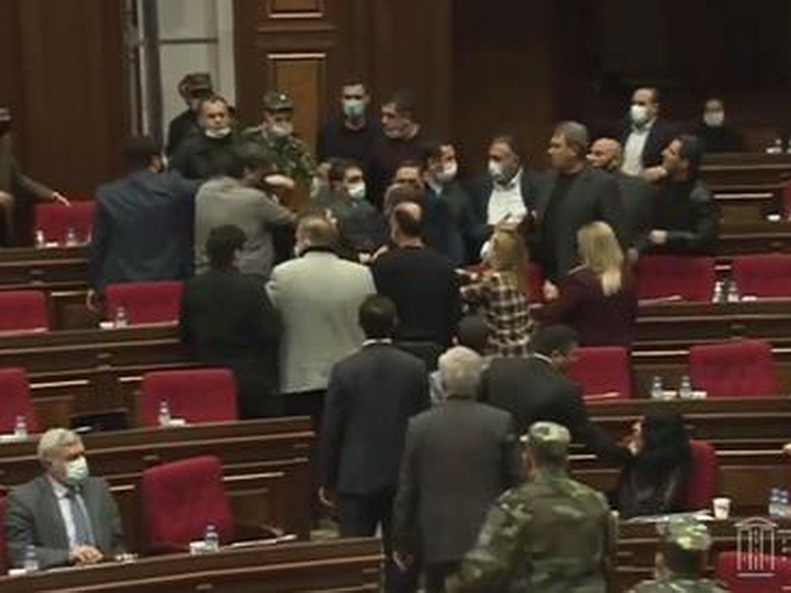 В армянском парламенте произошла драка - ВИДЕО