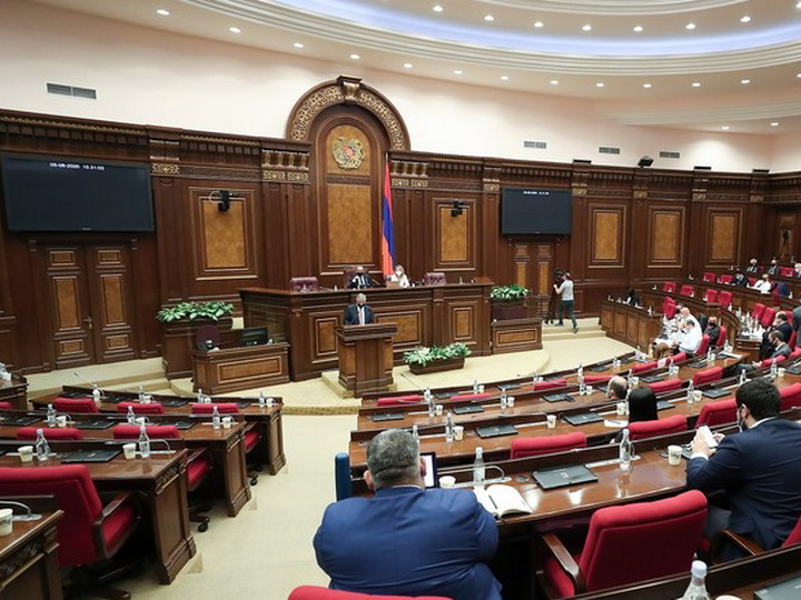 Парламент Армении отказался отменить военное положение