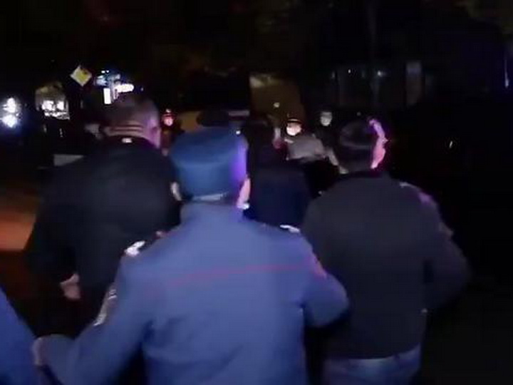 Протестующие в Армении заблокировали кортеж Никола Пашиняна - ВИДЕО