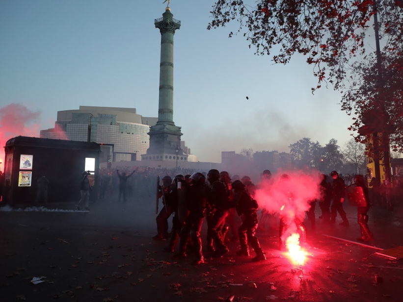 В Париже начались погромы из-за закона о полиции – ВИДЕО