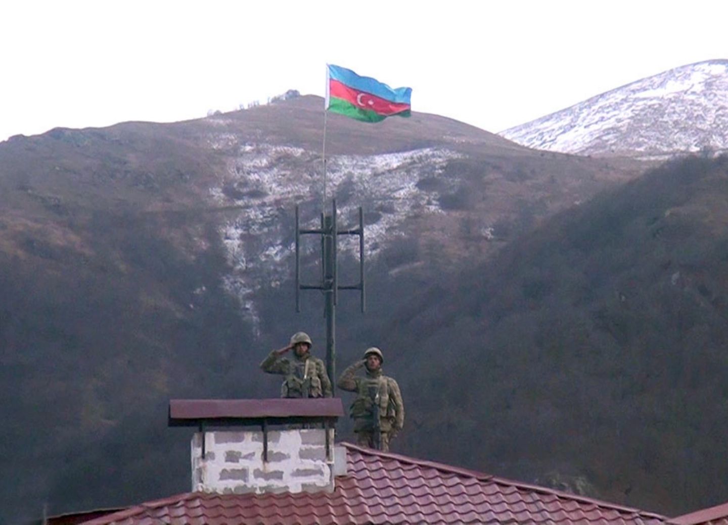 В освобожденном Кяльбаджаре поднят Азербайджанский флаг – ВИДЕО