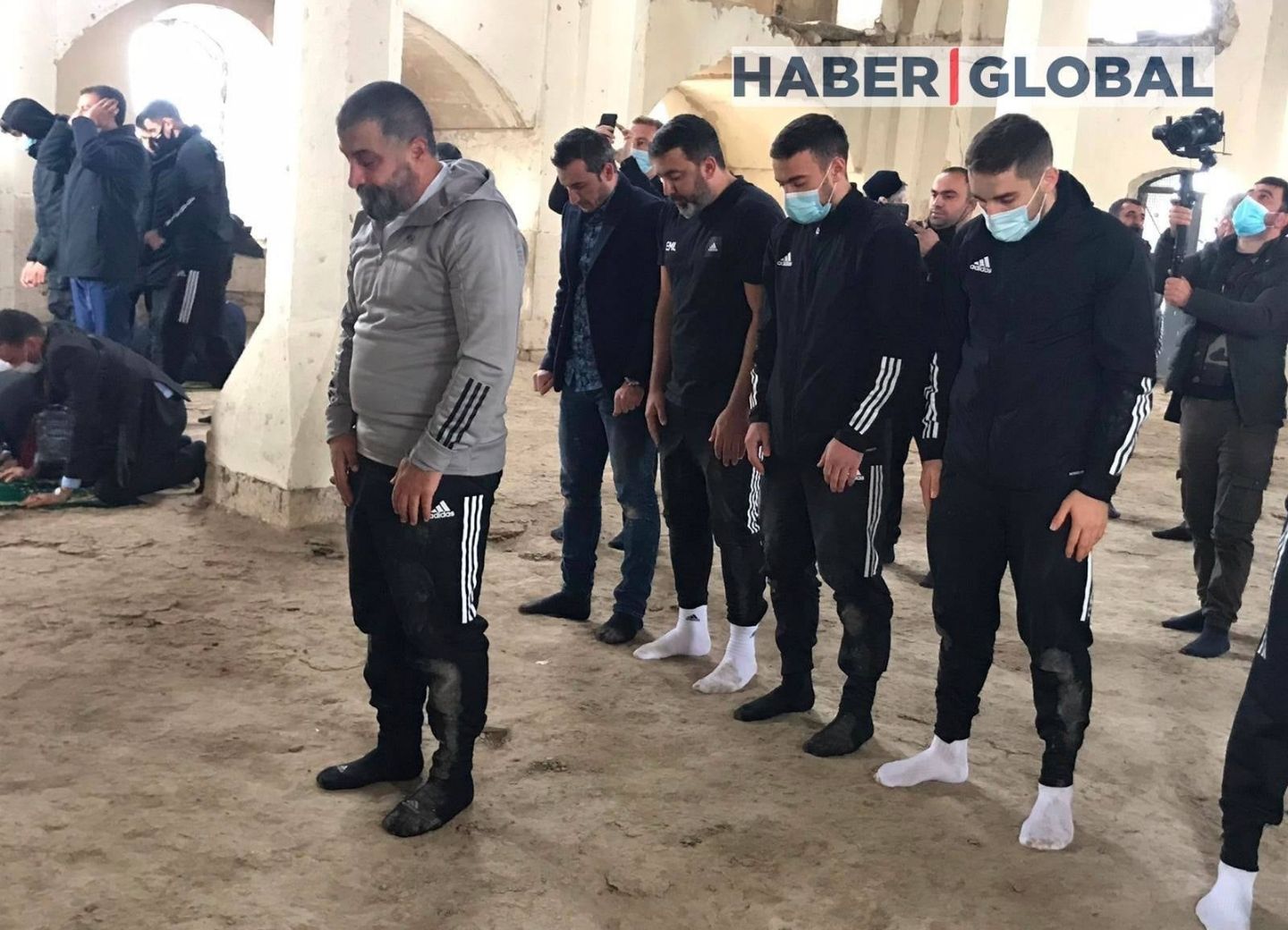Футболисты «Карабаха» совершили намаз в агдамской Джума мечети - ФОТО - ОБНОВЛЕНО