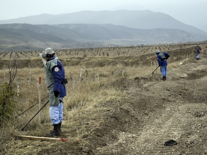 Продолжаются работы по очистке от мин и неразорвавшихся боеприпасов дороги в Суговушан – ФОТО