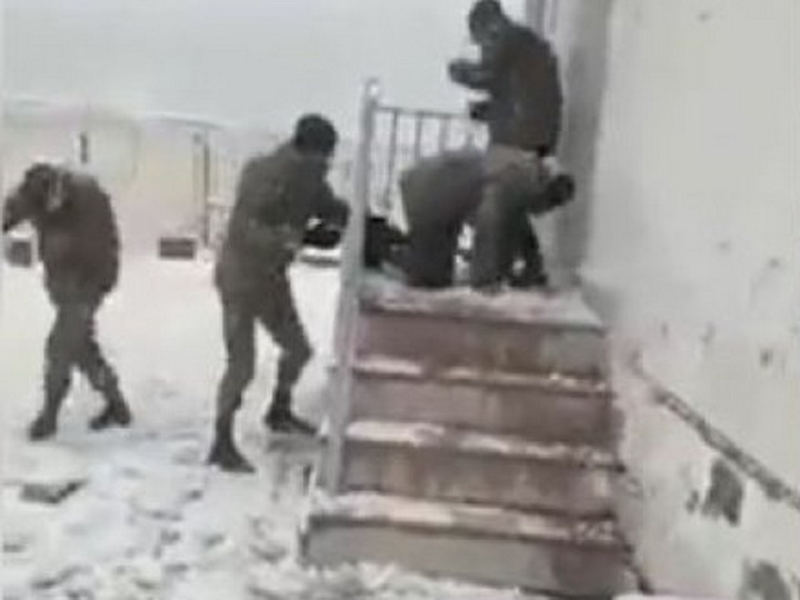 Азербайджанские солдаты поиграли в снежки в Шуше - ВИДЕО