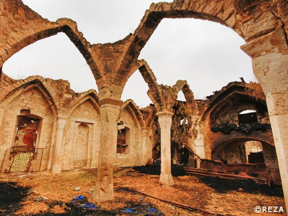 Фотограф Реза Дегати показал, как армяне осквернили мечеть XVIII века в Агдамском районе – ФОТО
