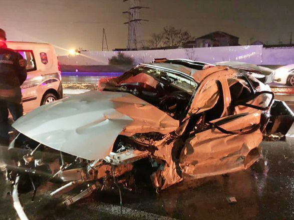 В Баку автомобиль врезался в магазин, погибли трое медработников - ФОТО