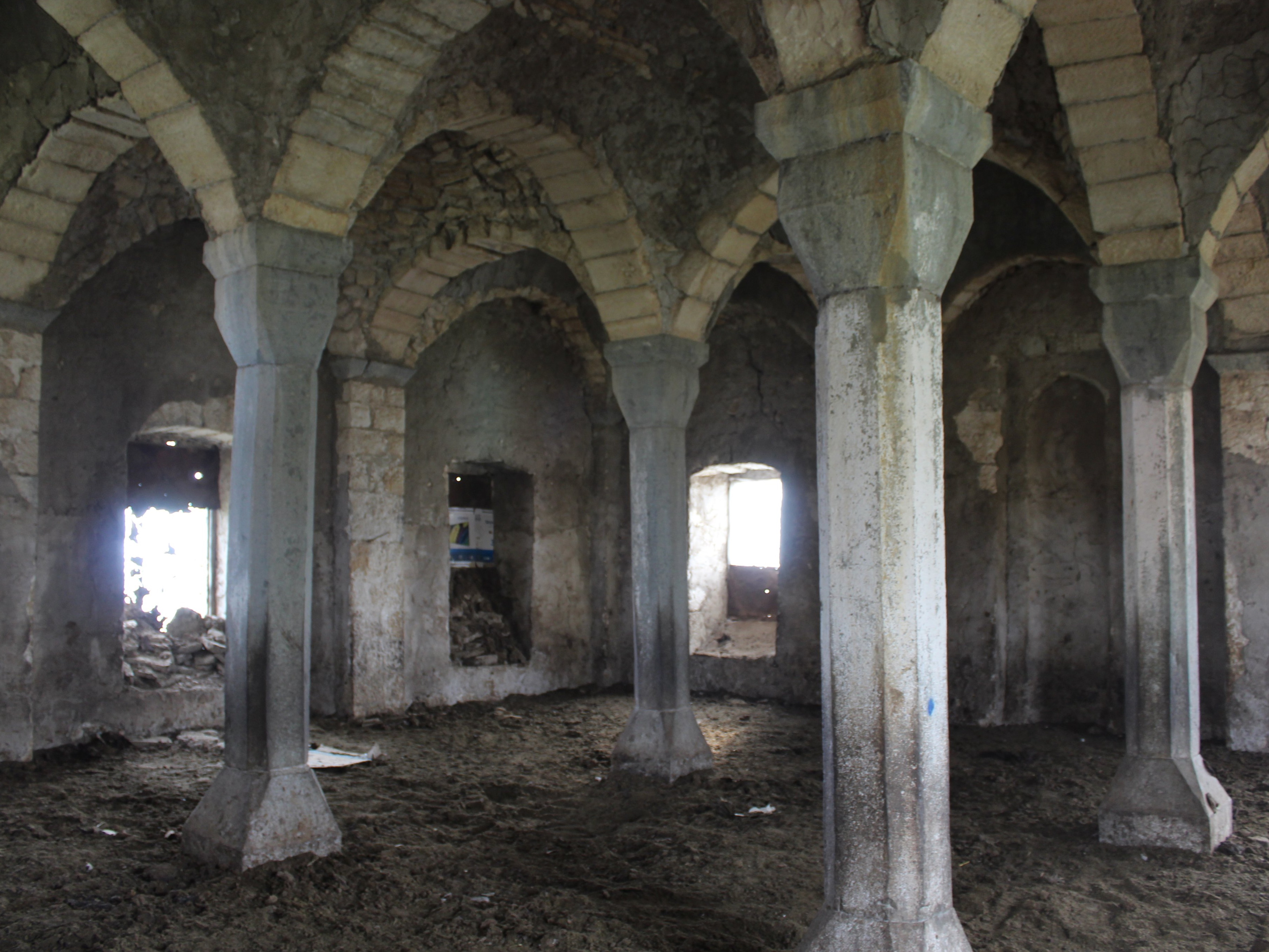 Армянские вандалы разрушили мечеть XVIII века в Физулинском районе и превратили ее в хлев – ФОТО