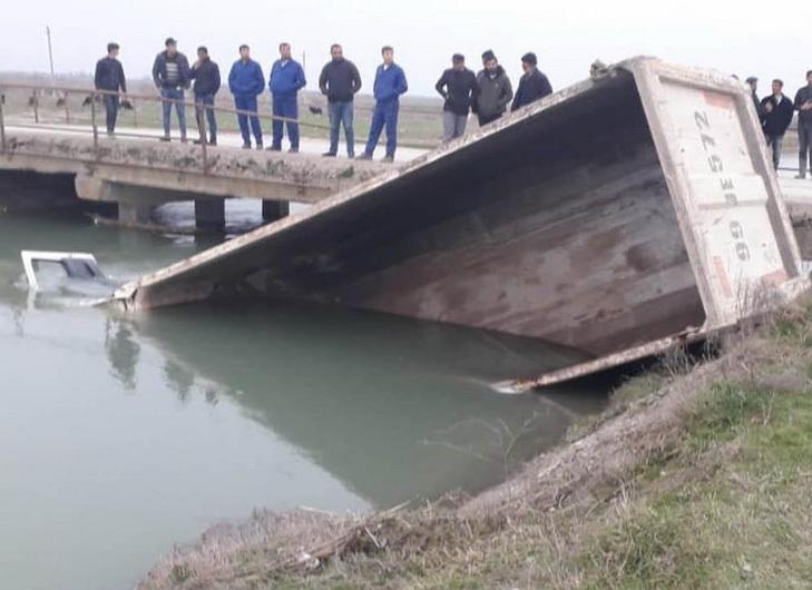 В Зангиланском районе на мосту перевернулась машина: есть погибший